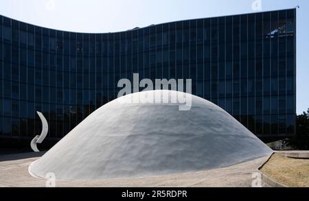 Paris, France - 06 03 2023 : vue sur le siège du Parti communiste français et de sa sculpture blanche Banque D'Images