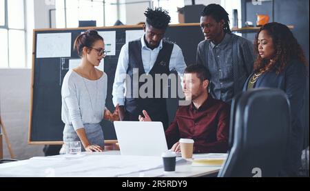 Il est important d'expliquer vos idées correctement. un groupe d'hommes d'affaires créatifs se réunit dans leur bureau. Banque D'Images