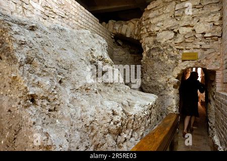 Rencontre avec des journalistes à l'occasion du lancement de la saison de pèlerinage 2023 dans l'arbatiale bénédictine de Saint Adalbert et de St Margaret à Brevnov, Prague, République tchèque, 5 juin 2023. Photo de la crypte pré-romane d'environ 1045. (CTK photo/Katerina Sulova) Banque D'Images