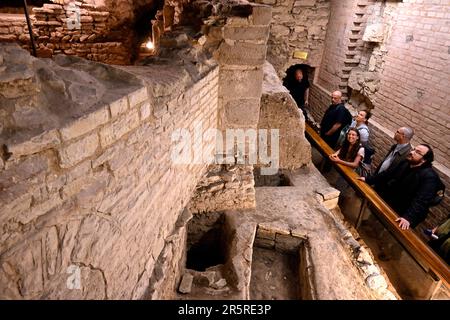 Rencontre avec des journalistes à l'occasion du lancement de la saison de pèlerinage 2023 dans l'arbatiale bénédictine de Saint Adalbert et de St Margaret à Brevnov, Prague, République tchèque, 5 juin 2023. Photo de la crypte pré-romane d'environ 1045. (CTK photo/Katerina Sulova) Banque D'Images