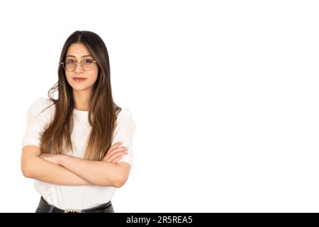 Portrait de jeune femme, debout sur fond blanc isolé portrait de jeune femme. Joli, souriant, bras croisés, positif, charmant, magnifique. Banque D'Images