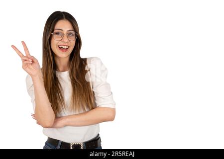Femme souriante montrant signe de paix. Heureuse joyeuse joyeuse confiante jolie fille brune. Appréciant affaire, succès d'affaires, démarrage, expression faciale. Banque D'Images