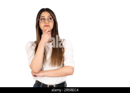 Femme d'esprit caucasien. Dame aux cheveux longs regardant l'espace vide, pensant profondément toucher le menton portant décontracté. Fond blanc isolé, espace de copie. Banque D'Images