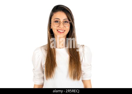 Femme d'affaires réussie, portrait de brunette jeune belle femme d'affaires réussie. Positif souriant à la caméra, debout au-dessus du blanc isolé. Banque D'Images