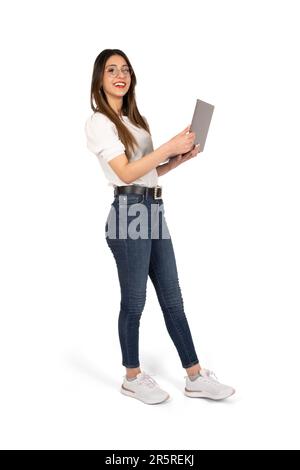 Femme d'affaires moderne de corps entier, souriant heureux caucasien plein corps femme d'affaires moderne tenant l'ordinateur portable. Debout sur fond blanc isolé. Banque D'Images