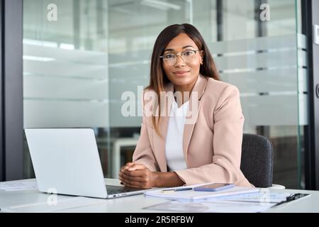 Femme d'affaires afro-américaine professionnelle assise au bureau, portrait. Banque D'Images