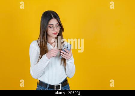 Femme sérieuse regardant le téléphone mobile. Utilisation de smartphone, caucasien fille écran tactile, technologie, connexion, application, concept de style de vie moderne idée. Banque D'Images