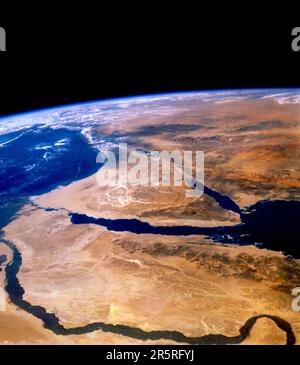 Planète Terre. Vue orbitale spatiale de l'Égypte et d'Israël avec le Nil et Suez. Banque D'Images