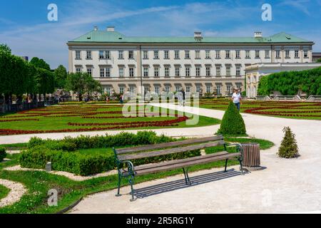 Magnifique palais Mirabell à Salzbourg, Autriche, avec jardin de roses et statues Banque D'Images