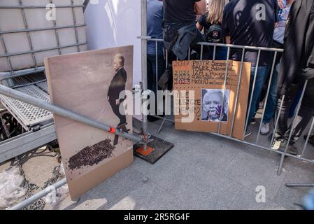 Varsovie, Pologne. 04th juin 2023. Les cartons laissés à l'arrière expriment la vue des marcheurs. Des gens de toute la Pologne ont défilé dans les rues de Varsovie lors d'une marche organisée par le chef du parti d'opposition Donald Tusk. La marche visait à exprimer l'opposition à la "surévaluance, à la thiaou et au mensonge, à des élections libres et à une Pologne européenne démocratique". La date du 4 juin est également l'anniversaire 34th des élections partiellement libres en Pologne. Crédit : SOPA Images Limited/Alamy Live News Banque D'Images