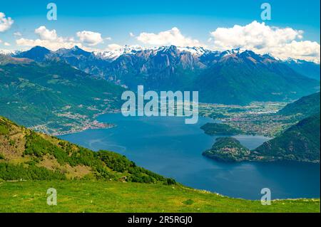 Vue sur le lac de Côme, au nord, depuis Santa Maria Rezzonico, avec les Alpes, les villages et les montagnes de Valtellina. Banque D'Images