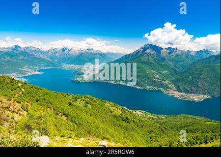 Vue sur le lac de Côme, au nord, depuis Santa Maria Rezzonico, avec les Alpes, les villages et les montagnes de Valtellina. Banque D'Images