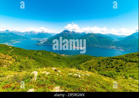 Vue sur le lac de Côme, au nord, depuis Santa Maria Rezzonico, avec les Alpes, les villages et les montagnes de Valtellina. Banque D'Images