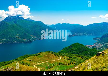 Une vue sur le lac de Côme, photographié de Santa Maria Rezzonico, avec Bellagio, les montagnes et les deux branches du lac. Banque D'Images