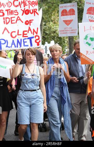 L'actrice britannique Emma Thompson et sa fille Gaia Wise se joignent à des dizaines de milliers de personnes pour marcher dans les rues de Londres avant le sommet d'urgence des Nations Unies sur le changement climatique. 21.09.2014 Banque D'Images