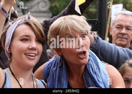 L'actrice britannique Emma Thompson et sa fille Gaia Wise se joignent à des dizaines de milliers de personnes pour marcher dans les rues de Londres avant le sommet d'urgence des Nations Unies sur le changement climatique. 21.09.2014 Banque D'Images