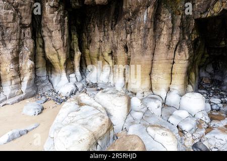 Formations rocheuses sur Pendine Sands Carmarthenshire pays de Galles Cymru GB Pendine Sands, Carmarthen, pays de Galles, Royaume-Uni, Pendine Sands, Carmarthenshire, baie de Carmarthen Banque D'Images