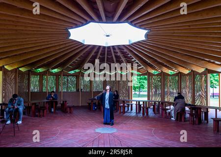 Londres, Royaume-Uni. 5 juin 2023. Personnes à l'intérieur de la structure lors de l'ouverture du pavillon Serpentine 22nd, «À table», conçu par l'architecte français-libanais Lina Ghotmeh, basée à Paris, inspiré par son patrimoine méditerranéen et un appel français à s'asseoir ensemble à une table pour s'engager et participer au dialogue tout en partageant un repas. Credit: Stephen Chung / Alamy Live News Banque D'Images