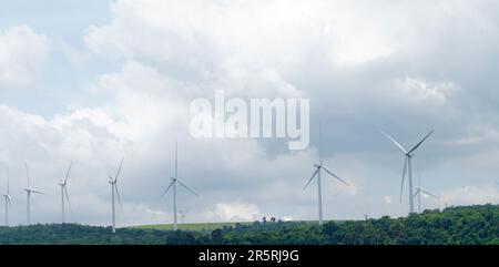 Énergie éolienne. Puissance du vent. Énergie durable et renouvelable. Les éoliennes produisent de l'électricité. Ferme du moulin à vent sur la montagne avec ciel nuageux. Technologie verte Banque D'Images
