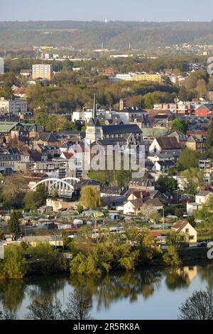 France, Seine-Maritime, Elbeuf-sur-Seine, désignées Villes et terres d'Art et d'Histoire, vue surélevée sur l'église Saint-Aubin et les jardins de Saint-Aubin-lès-Elbeuf, sur les rives de la Seine, face à Elbeuf Banque D'Images