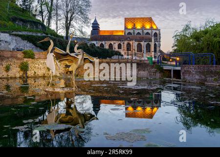 France, Seine-Maritime, Elbeuf-sur-Seine, désignée Villes et terres d'Art et d'Histoire de France, quartier Puchot, reflet de l'église Saint-Etienne et résurgence du ruisseau nommé Puchot, dans le jardin René Youinou, également appelé jardin du Printemps, sculpture de Nicolas Popelin, nommée Fontaine des trois Hérons Banque D'Images