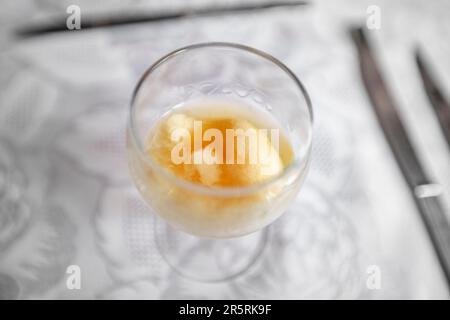 France, Eure, Bernay, trou normand, digestif traditionnel en Normandie, alcool calvados servi avec un sorbet aux pommes Banque D'Images