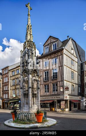 France, Seine-Maritime, Rouen, réplique néo-gothique de la fontaine Croix de Pierre, au centre du quartier populaire Croix de Pierre Banque D'Images