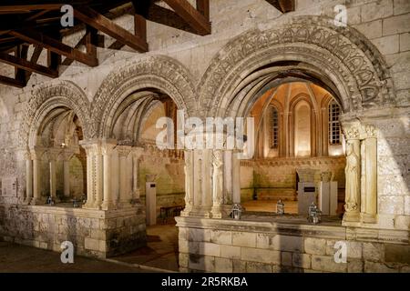 France, Seine-Maritime (76), Saint-Martin-de-Boscherville, Abbaye de Saint-Georges, festival pierres en Lumières, entrée dans la salle du Chapitre illuminée Banque D'Images