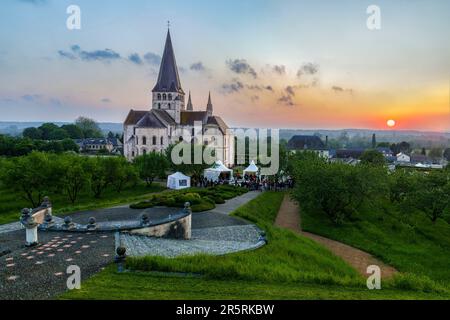 France, Seine-Maritime (76), Saint-Martin-de-Boscherville, Abbaye de Saint-Georges, Festival pierres en Lumières, vue générale de l'abbaye au coucher du soleil depuis les jardins et disque solaire Banque D'Images