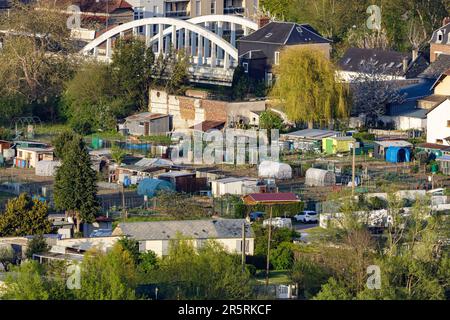 France, Seine-Maritime, Elbeuf-sur-Seine, désignée Villes et terres d'Art et d'Histoire, vue surélevée sur les jardins de Saint-Aubin-lès-Elbeuf, sur les rives de la Seine, face à Elbeuf Banque D'Images