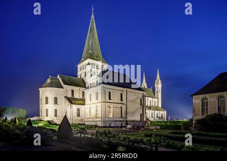 France, Seine-Maritime (76), Saint-Martin-de-Boscherville, Abbaye de Saint-Georges, pierres en Lumières vue générale sur les jardins et les bâtiments illuminés Banque D'Images