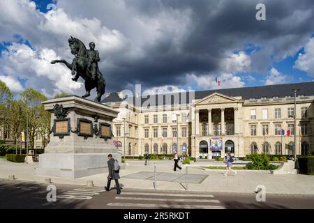 France, Seine-Maritime, Rouen, Hôtel de ville et statue de Napoléon Bonaparte sur un cheval Banque D'Images