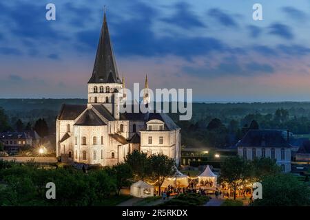 France, Seine-Maritime (76), Saint-Martin-de-Boscherville, Abbaye de Saint-Georges, pierres en Lumières vue générale sur les jardins, les bâtiments illuminés et le public écoutant un orchestre de jazz Banque D'Images