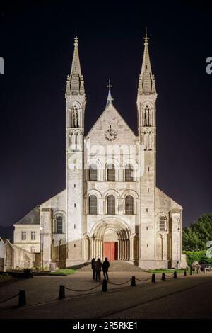 France, Seine-Maritime (76), Saint-Martin-de-Boscherville, Abbaye de Saint-Georges, festival pierres en Lumières, façade ouest, portail principal illuminé Banque D'Images