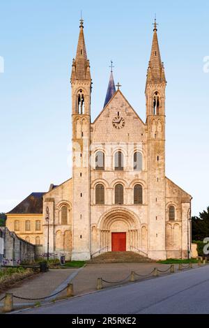 France, Seine-Maritime (76), Saint-Martin-de-Boscherville, Abbaye de Saint-Georges, façade ouest, portail principal éclairé par la lumière chaude du soleil couchant Banque D'Images