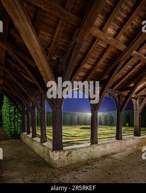 France, Seine-Maritime (76), Saint-Martin-de-Boscherville, Abbaye de Saint-Georges, festival pierres en Lumières, galerie en bois du cloître et jardin illuminé, devant l'entrée de la salle Chapitre Banque D'Images