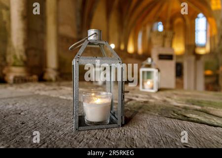 France, Seine-Maritime (76), Saint-Martin-de-Boscherville, Abbaye de Saint-Georges, Festival pierres en Lumières, détail d'une lanterne devant le chapiteau Banque D'Images