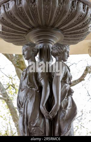 France, Meurthe et Moselle, Nancy, Nancy Thermal comprend d'une part le spa historique construit en 1913 par l'architecte Louis Lanternier et l'extension du bâtiment existant par les architectes Anne Demians membre de l'Académie des Beaux Arts (académie des beaux-arts) Dans la section architecture et Nicolas Chabanne situé dans le quartier Artem, rue du Sergent Blandan, La source Lanternier où l'eau a émergé d'une fontaine ornée de trois nymphe représentant les trois grades d'Henri le deuxième mémorial commandé par la reine Marie de Médicis au sculpteur Germain Pilon en 1561 Banque D'Images