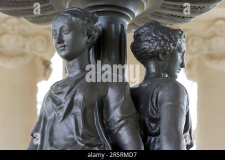 France, Meurthe et Moselle, Nancy, Nancy Thermal comprend d'une part le spa historique construit en 1913 par l'architecte Louis Lanternier et l'extension du bâtiment existant par les architectes Anne Demians membre de l'Académie des Beaux Arts (académie des beaux-arts) Dans la section architecture et Nicolas Chabanne situé dans le quartier Artem, rue du Sergent Blandan, La source Lanternier où l'eau a émergé d'une fontaine ornée de trois nymphe représentant les trois grades d'Henri le deuxième mémorial commandé par la reine Marie de Médicis au sculpteur Germain Pilon en 1561 Banque D'Images