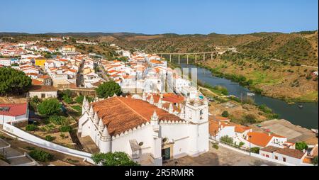 Portugal, région de l'Alentejo, Mertola, citadelle sur les rives du fleuve Guadiana, église Matriz notre-Dame de l'Assomption, ancienne mosquée datant du 12th siècle Banque D'Images