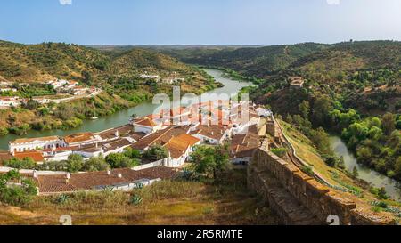 Portugal, région de l'Alentejo, Mertola, citadelle sur les rives du fleuve Guadiana Banque D'Images