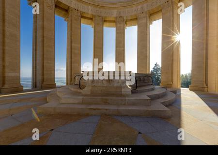 France, Meuse, parc régional Lorraine, Côtes de Meuse, Montsec, Butte de Montsec, mémorial de guerre de Montsec réalisé par le sculpteur Egerton Swarthout, construit avec du calcaire d'Euville en 1930, commémore les attaques menées par l'armée américaine du 12 au 14 septembre 1918 et du 9 au 11 novembre 1918 pour prendre la rue Mihiel Saillant. Au centre de la colonnade se trouve une carte en bronze illustrant l'emplacement de la rue Les fronts saillants de Mihiel. Banque D'Images