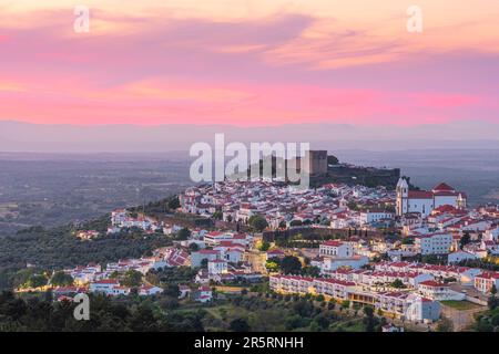 Portugal, région de l'Alentejo, Castelo de vide, village perché dominé par son château médiéval Banque D'Images