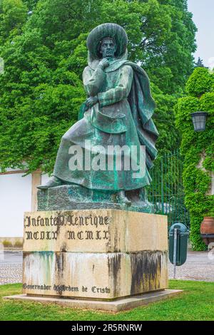 Portugal, Tomar, ancien siège de l'ordre des Templiers, statue en hommage à l'enfant Dom Henrique (ou Henri le navigateur), gouverneur de l'ordre du Christ Banque D'Images