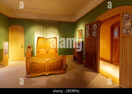 France, Meurthe et Moselle, Nancy, Villa Majorelle également nommée Villa Jika classée Maison des illustres par l'architecte Henri sauvage dans le style Art Nouveau Ecole de Nancy, la chambre des parents par Louis Majorelle et les vitraux sur les portes par le maître verrier Jacques Gruber refaits d'après d'anciennes photographies de l'atelier Benedicte Lachère, situé rue Louis Majorelle Banque D'Images