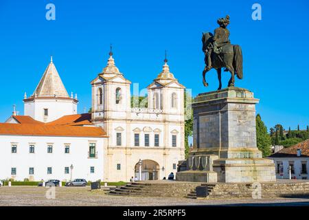 Portugal, région de l'Alentejo, Vila Viçosa, statue équestre du roi Joao IV (1604-1656) et couvent et église des Augustins Banque D'Images