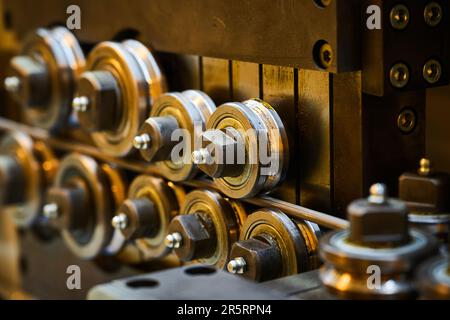 Câble métallique tiré par la ligne des rouleaux sur la machine-outil Banque D'Images