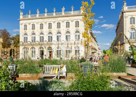 France, Meurthe et Moselle, Nancy, le jardin éphémère de 2021 sur le thème de l'eau de la place Stanislas (place Stanislas ancienne place royale) construit par Stanislas Leszczynski, roi de Pologne et dernier duc de Lorraine au 18e siècle, classé au patrimoine mondial de l'UNESCO avec les façades de l'Opéra à gauche et du Grand Hôtel de la Reine à droite et la ferronnerie en fer forgé de la balustrade par Jean Lamour Banque D'Images