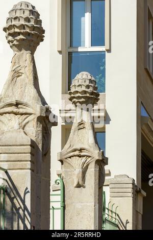 France, Meurthe et Moselle, Nancy, détail d'un pilier de pierre coiffé de la sculpture d'une pomme de pin de la maison construite entre 1907 et 1908 par l'architecte Lucien Weissenburger de l'Ecole de Nancy (école de Nancy) de style Art Nouveau pour le Docteur Paul Louis Spillmann aujourd'hui siège social de l'OMH (Office métropolitain de l'Habitat) situé rue Saint Léon Banque D'Images