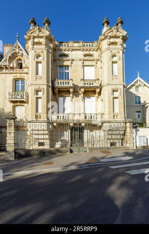 France, Meurthe et Moselle, Nancy, immeuble estrade Hôtel particulier Art Déco construit en 1912 situé Avenue de la libération, ferronnerie en fer forgé de la porte et de la balustrade par le métallurgiste ornemental, sculpteur et architecte d'intérieur Jules Cayette Banque D'Images